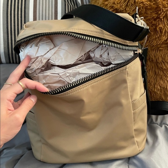 🆕 NWT convertible faux leather backpack/purse bag - Picture 2 of 3